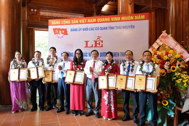 [Photo] Đoàn đại biểu Đảng bộ Khối các cơ quan tỉnh Thái Nguyên báo công dâng Bác tại Nghệ An