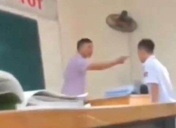 Hà Nội: Thầy giáo ứng xử chưa chuẩn mực với học sinh đã xin nghỉ việc