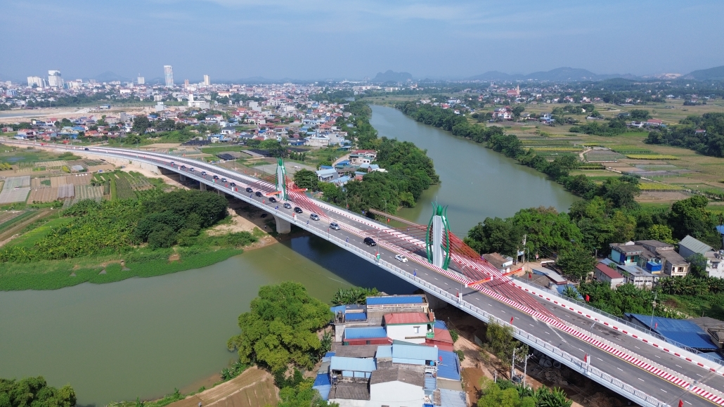 [Photo] TP Thái Nguyên: Thông xe kỹ thuật cầu Huống Thượng