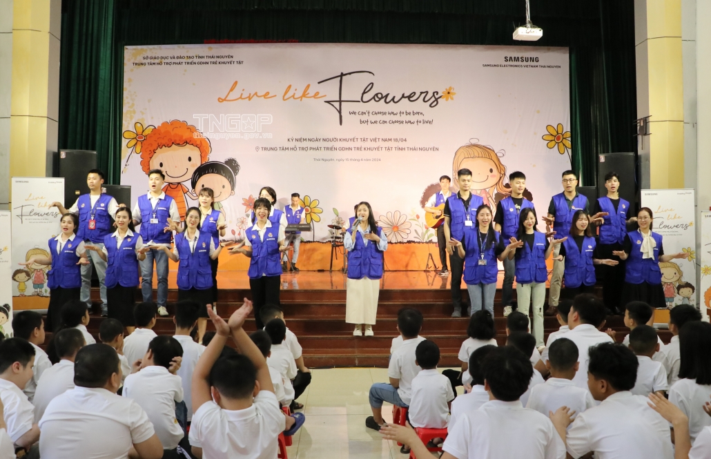 Sam Sung shares the love with disabled students in Thai Nguyen