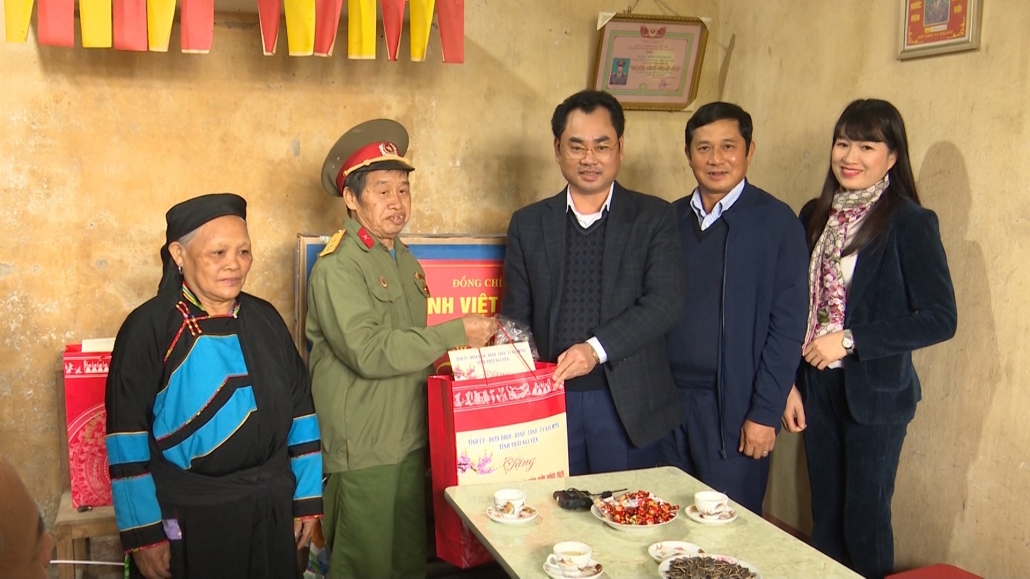 Đồng chí Chủ tịch UBND tỉnh thăm và tặng quà chương trình “Tết vì người nghèo” tại Yên Ninh, Phú Lương