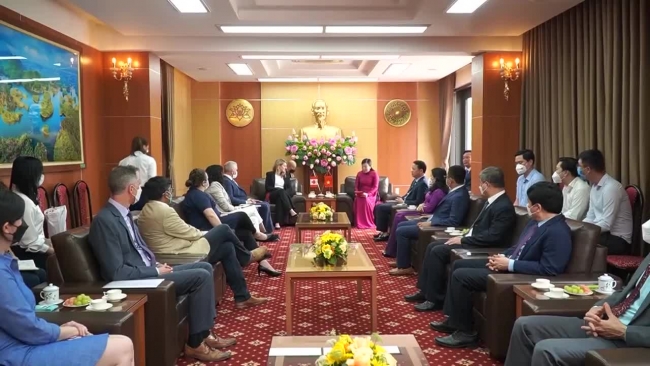 Minister of foreign affairs of Canada visits and works in Thai Nguyen province